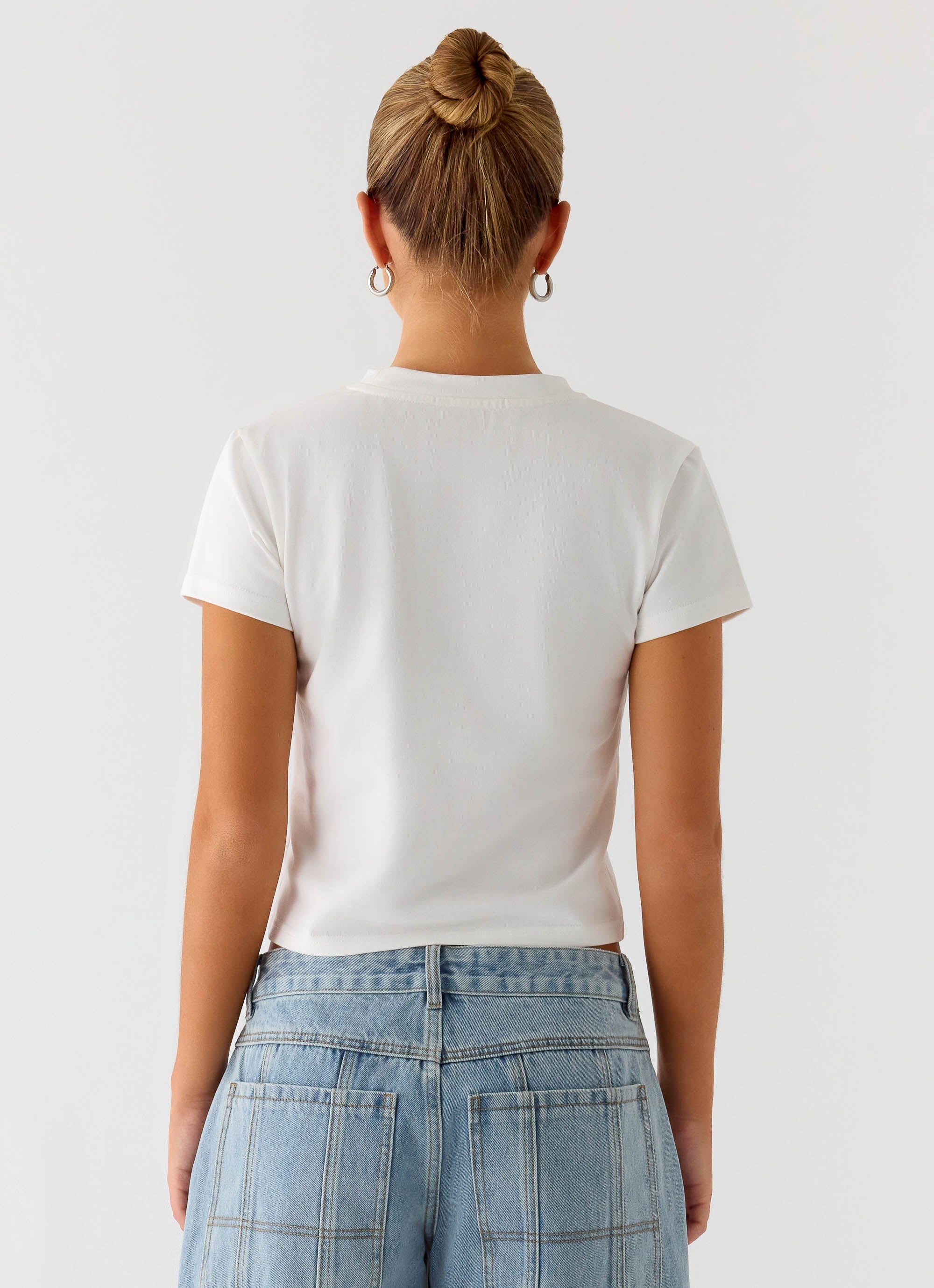 Chic Everyday Essential | Fitted Baby Tee with Round Neckline | Stylish Layering Top for Effortless Versatility